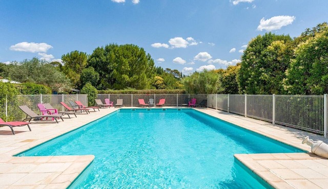 Holiday Home “Gîte L'Albizia” with Shared Pool, Wi-Fi and Air Conditioning