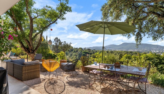 Holiday Home 'Hyeres Rez De Villa' with Sea View, Private Terrace and Wi-Fi