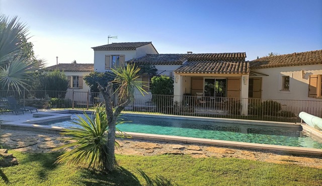 House 2 bedrooms, near GORDES ROUSSILLON, SWIMMING POOL, free parking