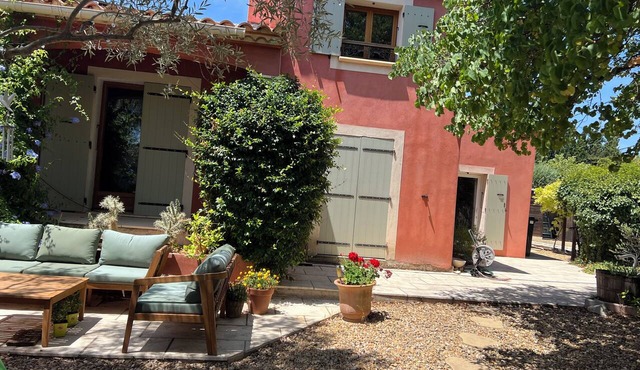House with a pool, near beaches, Montpellier, Sète, and vineyards.