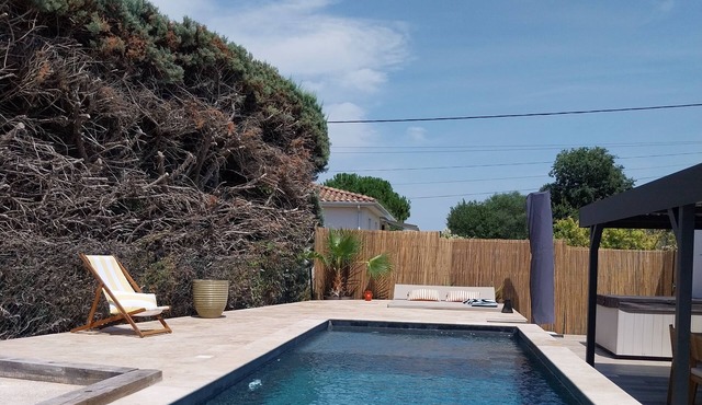 House With Air Conditioning, Terrace, Plancha 20 minutes from Nîmes