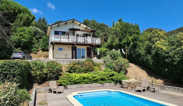 House with swimming pool in exceptional surroundings