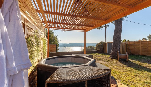 House with magnificent lake view, Wi-Fi and air conditioning