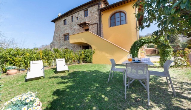 Il Melograno, Chianti apartment in farmhouse for 4 people with garden
