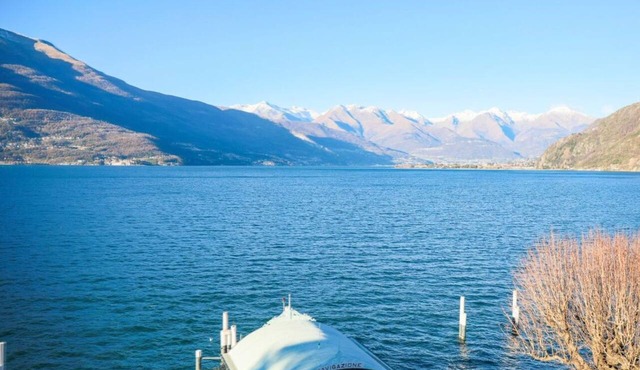 Immersed in the breathtaking beauty of Lake Como, there is an elegantly restored historic building from the early 1900s. The building is located in a strategic position, just 300 meters from the railway station and a few steps from the ferry landing. Con