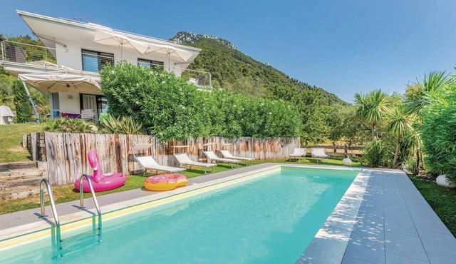 In panoramic position on a hill is this vacation apartment in a three-family house with communal swi