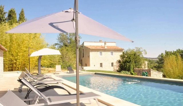 Jas Gibony A house of character facing the Lubéron. Swimming pool heated to 27°C.