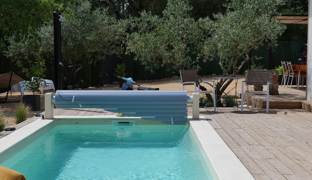 Just 10 km from Uzès, modern villa with swimming pool