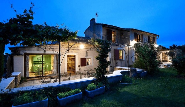 La Bastide les Basses Royères offers seasonal rentals of a house with a swimming