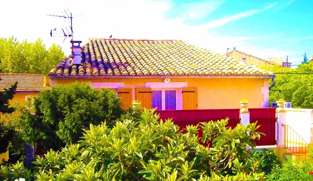 La Cigale Appart-Villa Climatisé pour 2 ps En Provence, Village Près d'Avignon
