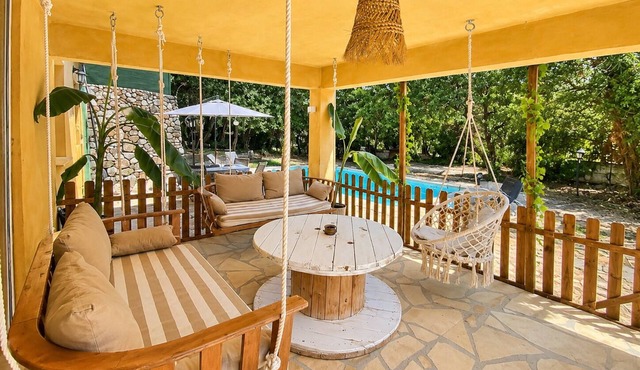 La Cigale - Dogfriendly ground floor villa with swimming pool, jacuzzi and large garden