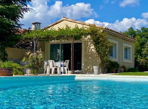 La petite maison avec piscine face au Luberon