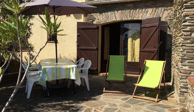 LARGE AIR-CONDITIONED STUDIO. NEAR SEA.SWIMMING POOL. IDEAL FOR 2 TRAVELERS.