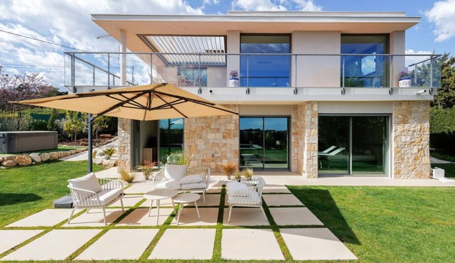 🌿 Large Family Villa | Pool & Jacuzzi