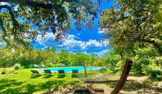 Large farmhouse in Bonnieux, with a fenced-in pool and air conditioning