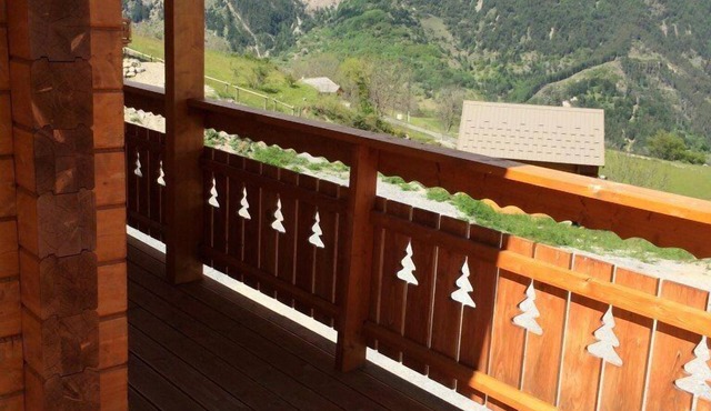 Large recent chalet sleeps 8 in Réallon with terrace