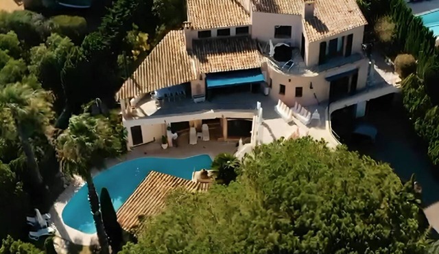 Large sea-view villa with 3 independent apartments