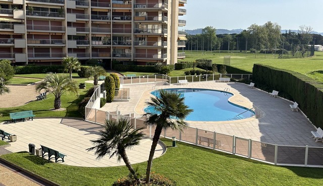 Large, very quiet studio 38 m2 terrace 18 m2 pool/garden view