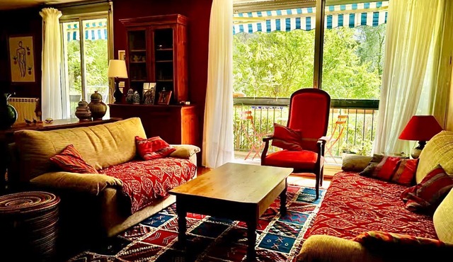 Large, warm and bright apartment set in exceptional grounds