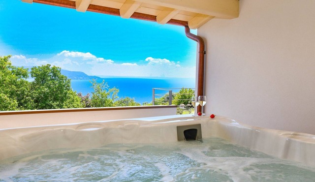 Le Casette - Leccino with lake view, pool and private Jacuzzi