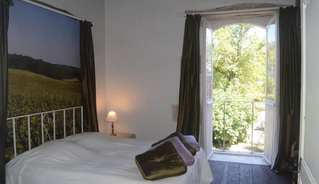 Le Gobelin, spacious, renovated apartment in authentic home in Sérignac