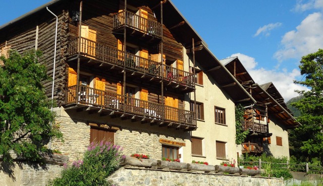 Le Grenier" apartment in an old Queyrassin chalet