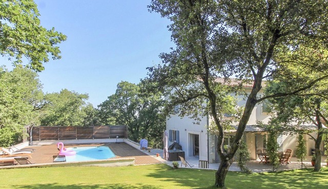 Le Jardin des Chênes, family holiday home with private pool in Eyragues.
