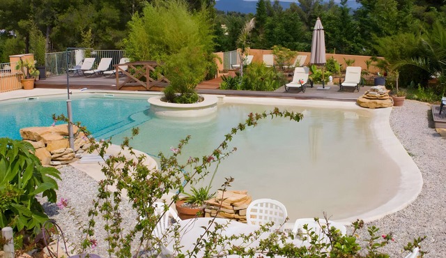 Le Mas des Bouteillans “Les Myrtes” with Wi-Fi and Air Conditioning