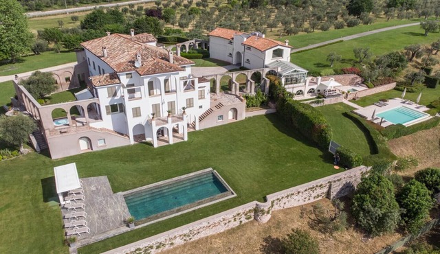 Le Selve Lake View Villas