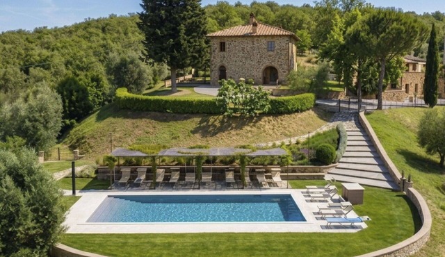 Lovely apartment for 14 guests with A/C, WIFI, private pool, TV, patio and pets allowed