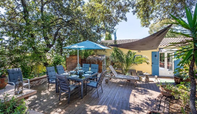 Lovely home in La Crau with swimming pool
