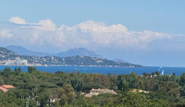 Luxe Villa bij St. Tropez: Zeezicht, Privé Jacuzzi & Free Fatbikes