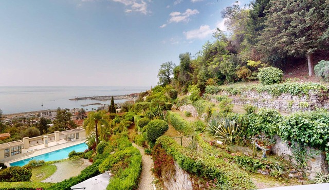 Luxurious 3-room apartment with AC, terraces and parking
