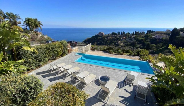Luxury apartment in Taormina with private swimming pool and private parking