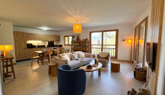 Luxury Ski Apartment - Near Slopes, 2 Garages, Sleeps 8