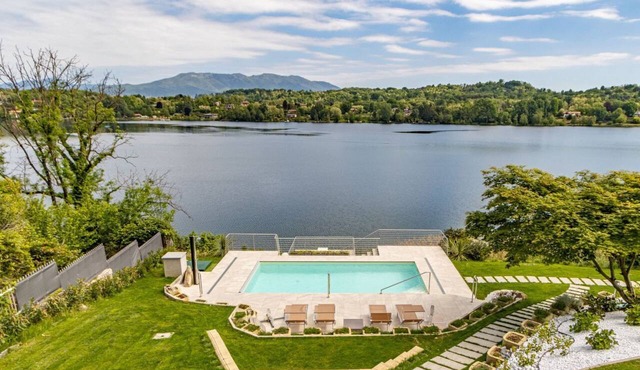 Luxury Villa, swimming pool private beach sleeps 8