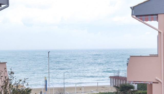 M126 - Marcelli, three-room apartment facing the sea in a residence with swimmin