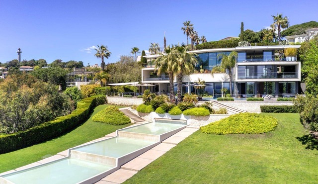 Magnificent villa with sea view and swimming pool