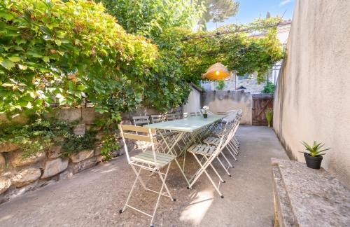 Maison authentique à Montfrin avec terrasse, Air conditionné.