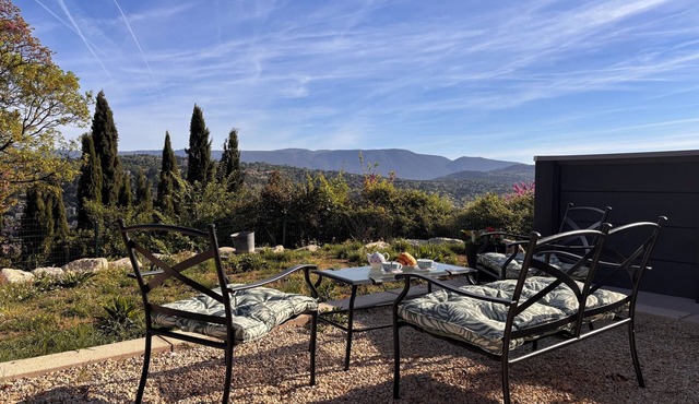 MAISON AVEC VUE - LUBERON -PISCINE ET RANDONNÉE