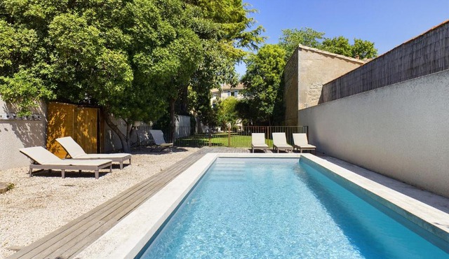 Maison de village à Mouriès avec piscine chauffée et jardin verdoyant, à 1 min des commerces - FR-1-599-69