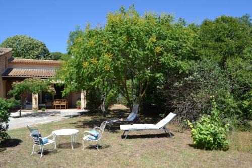 Maison rénovée avec terrasse privative et jardin au centre de Gemenos