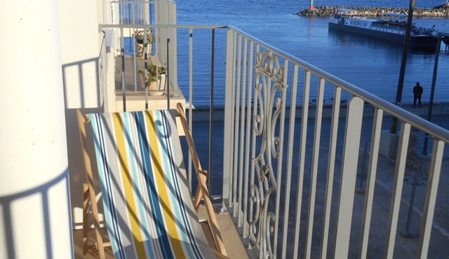 Marseillan Waters-edge. Sunny terrace. Jul 11-17 available due to cancellation