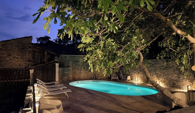 Mas d'âme-Gîte d'exception with swimming pool between sky and hills in Haute Provence