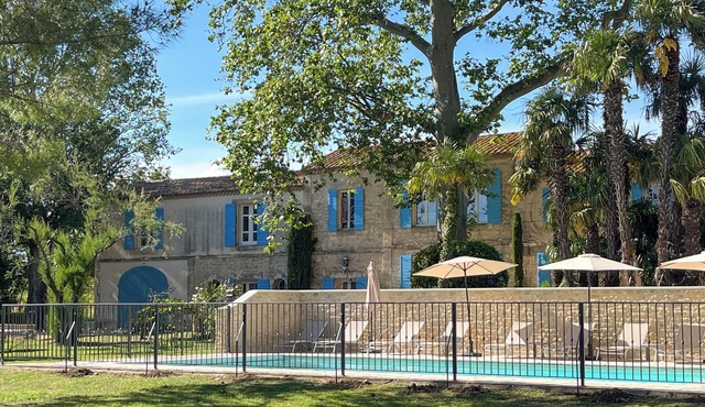 Mas Dou Rose, farmhouse with swimming pool near Alpilles
