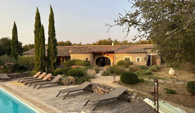 MAS LOU BONUR Stone farmhouse
