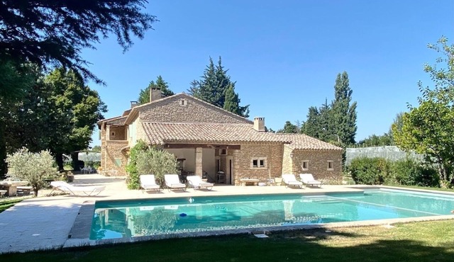 Mas Provençale Entouré de Pommiers, Piscine et Terrain de Tennis