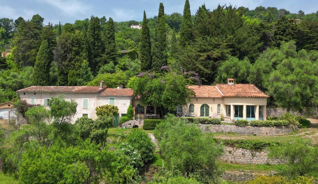 Mas provençal with swimming pool on 3 hectares of terraced land. Pets welcome