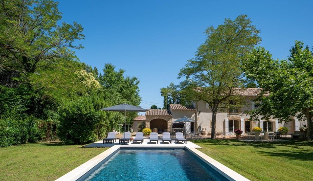 Mas Vidauque, Beautiful Provençal Mas for 8 with pool & gardens in the Luberon.