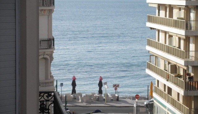 Menton downtown, two rooms flat, 40 meters from the beaches, totally renovated